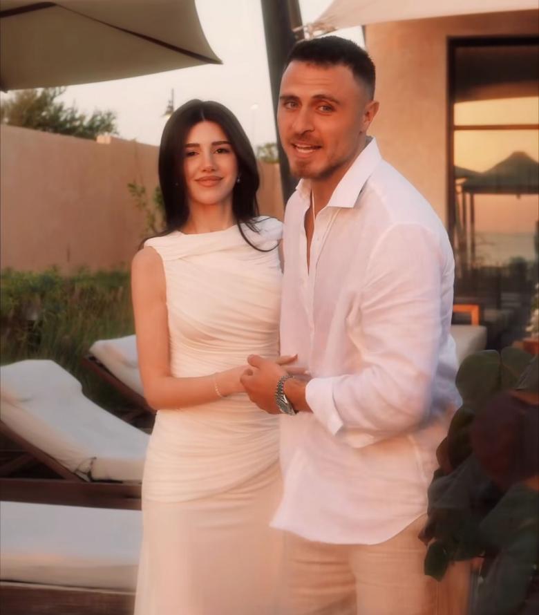 رامي حمدان يفاجئ سيدرا بيوتي بطلب زواج مؤثر على الشاطئ