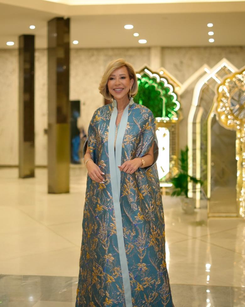 القفطان الأزرق والذهبي يميز اطلالة نعمت عون في سحور القصر