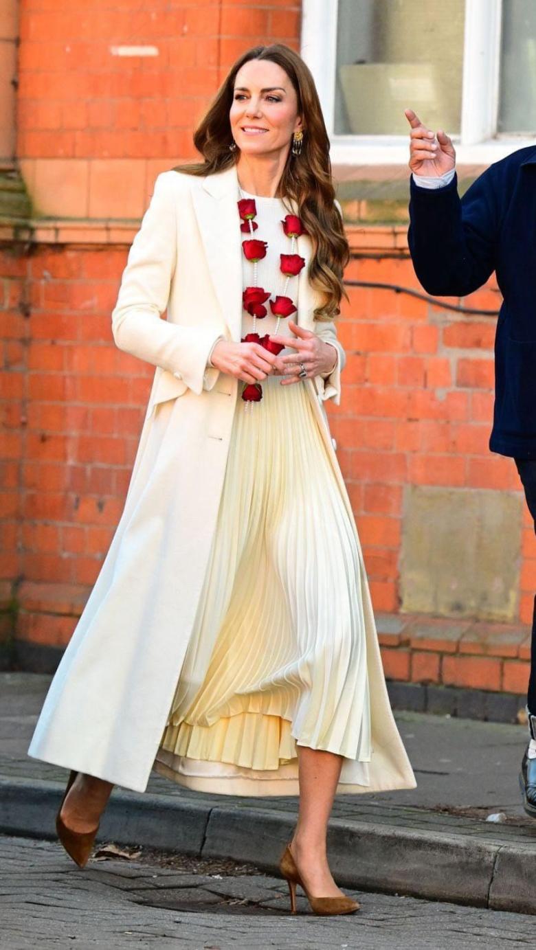 إطلالة تحمل رسالة تفاؤل… الأبيض يزين ظهور كيت ميدلتون 