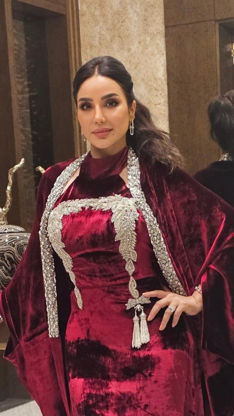 قفطان أحمر مخملي بتفاصيل مطرزة يبرز أناقة لجين عمران