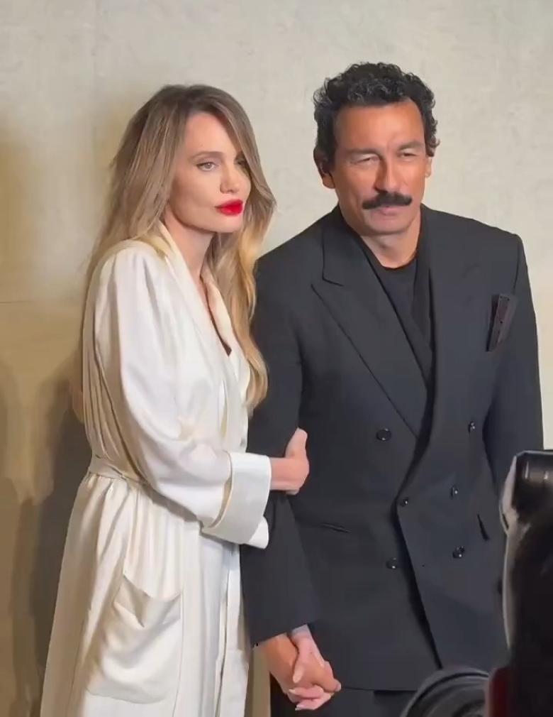 أنجلينا جولي بفستان أبيض وشفاه حمراء جريئة بتوقيع توم فورد