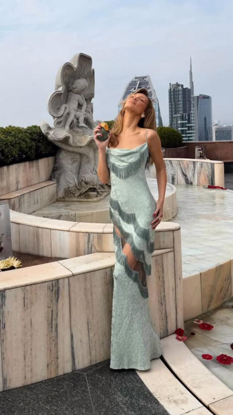 بيلا حديد بفستان أرشيفي من ديور بتوقيع جون غاليانو 