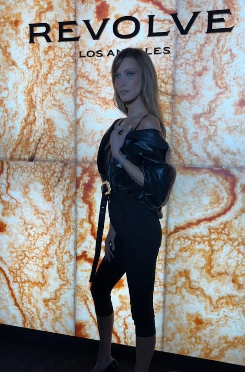 بيلا حديد تختار صيحة بنطال الكابري مع الدانتيل والجلد 