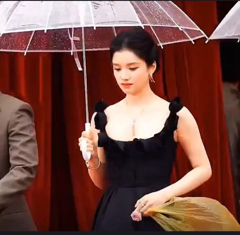 جدل كبير حول حقيبة زانغ جينغيي النيلون الصفراء.. اليك السبب 