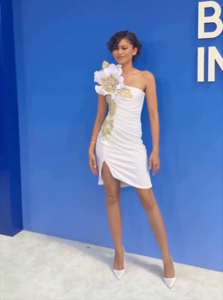  زندايا بفستان مستوحى من إطلالة ويتني هيوستن في الثمانينات