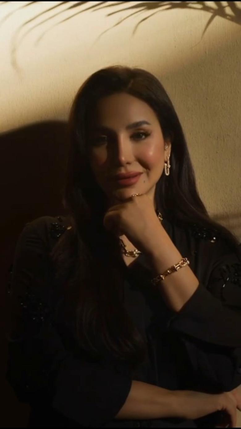 أناقة لجين عمران بالعباية السوداء ومجوهرات تيفاني أند كو. 