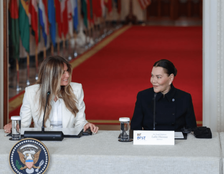 الأميرة للا حسناء تتألق بلوك كلاسيكي أنيق في البيت الأبيض