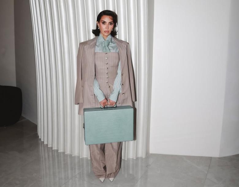 كيم كاردشيان تطرح أزياءها في مزاد لدعم النساء قانونياً