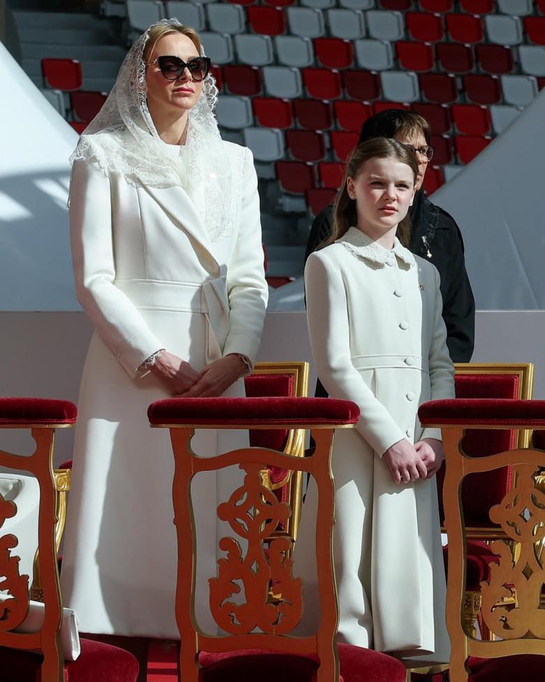 الأميرة شارلين وابنتها غابرييلا تتألقان بالأبيض من ايلي صعب