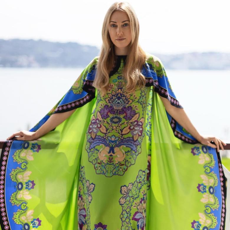 مريم أوزرلي بإطلالة ربيعية بالأخضر المنقش من La DoubleJ - الصورة من انستغرام مريم أوزرلي