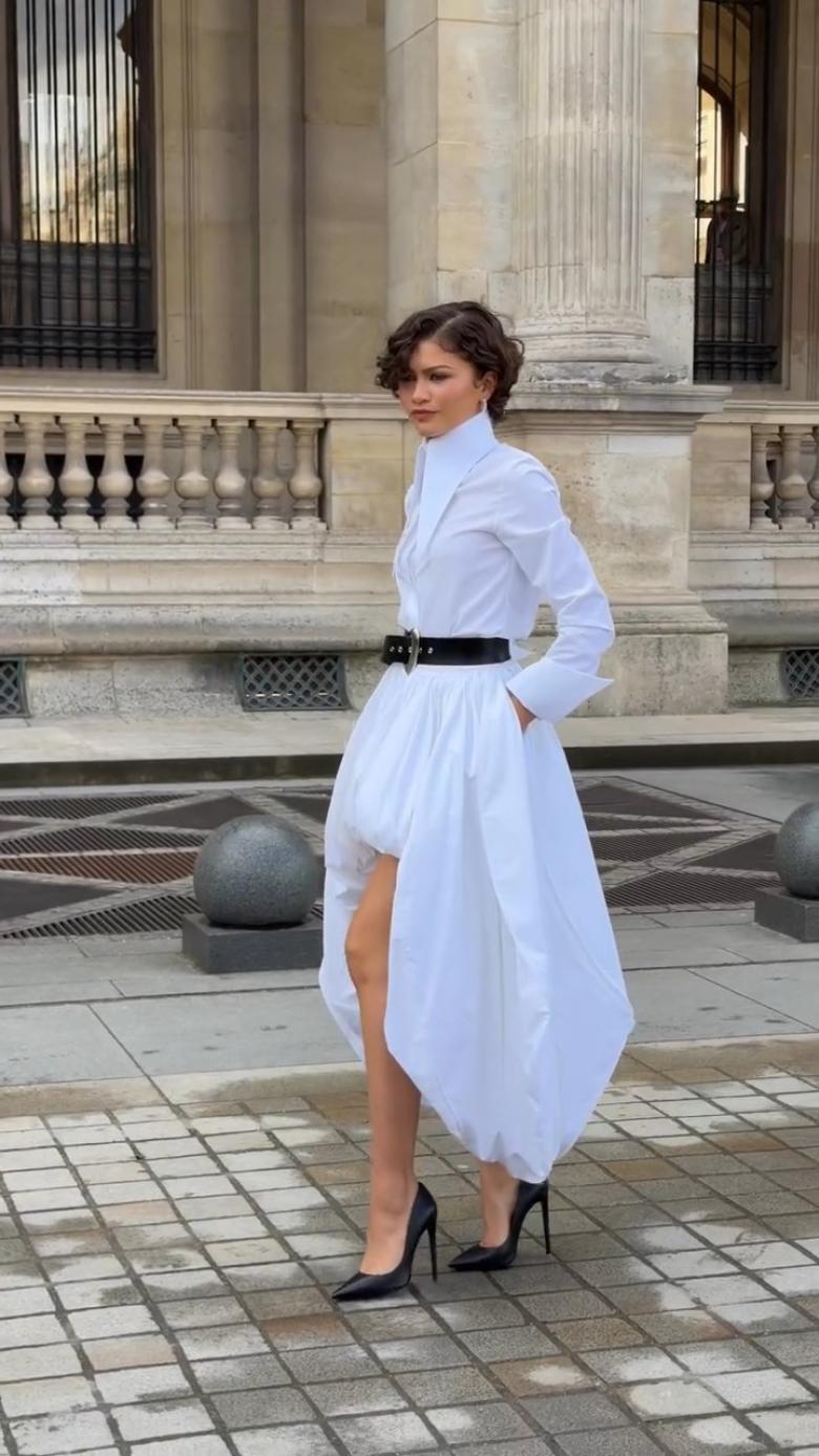 إطلالة زندايا البيضاء تكشف خاتم زواجها للمرة الأولى في باريس