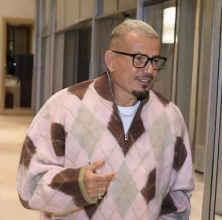 عمرو دياب يختار علامة Nude Project.. فما القصة وراءها؟ 