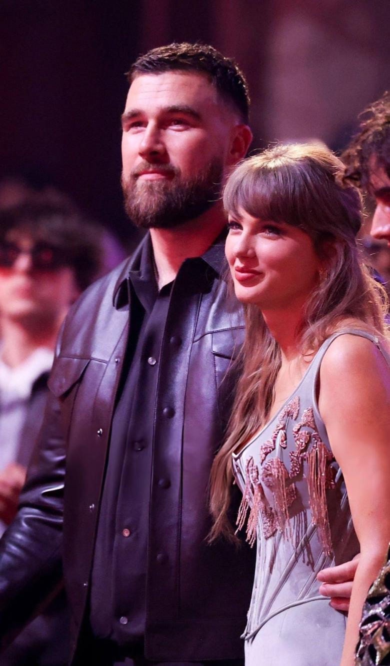 تايلور سويفت وترافيس كيلسي- صورة من أكس