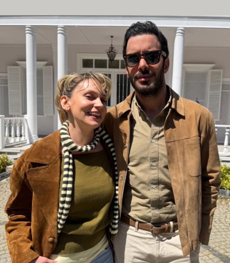 باريش أردوتش وفرح زينب عبدالله من كواليس تصوير فيلم Soy - صورة معدلة