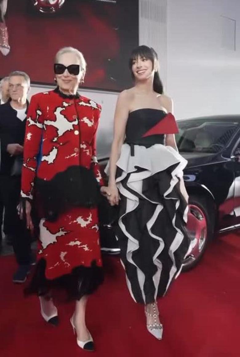 آن هاثاواي بفستان فالنتينو وميريل ستريب في شانيل في طوكيو