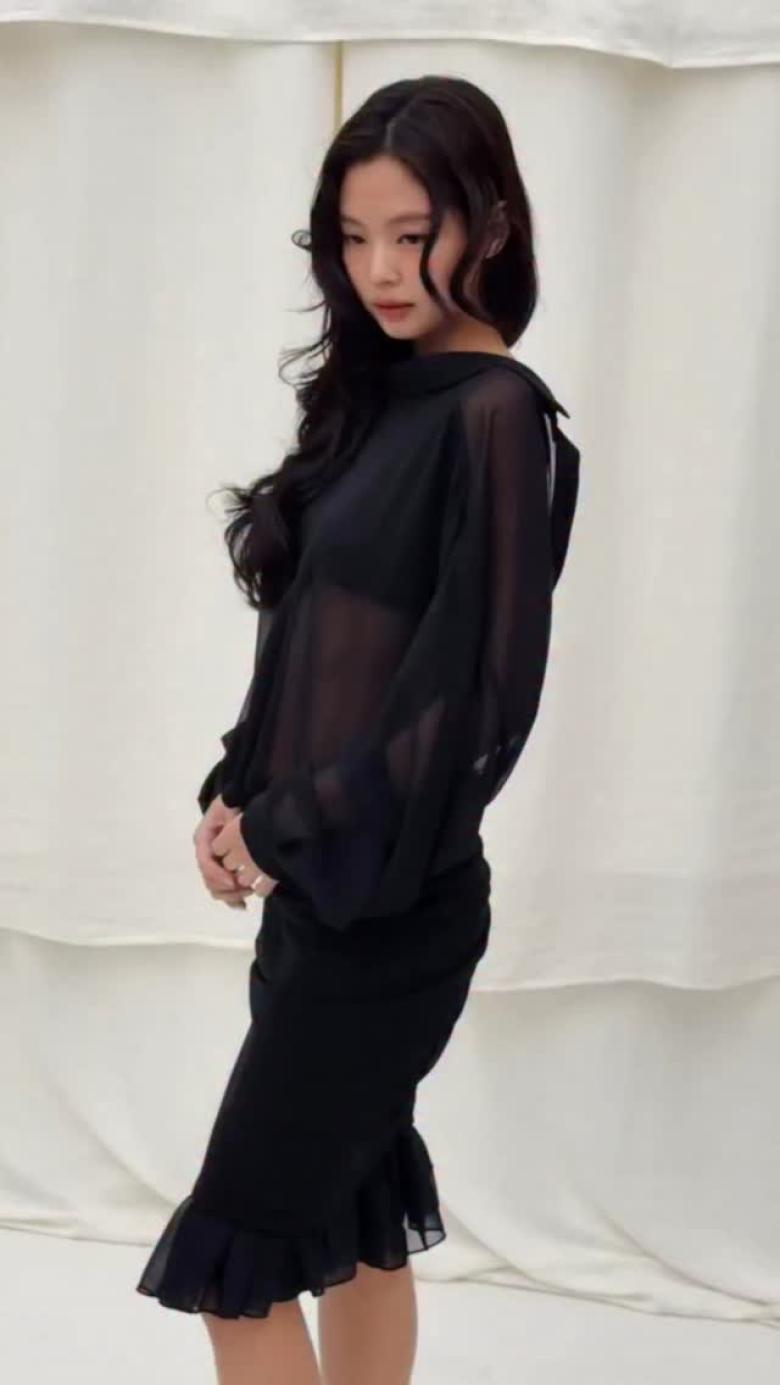 جيني بإطلالة أنثوية يتخللها الشيفون في سيول