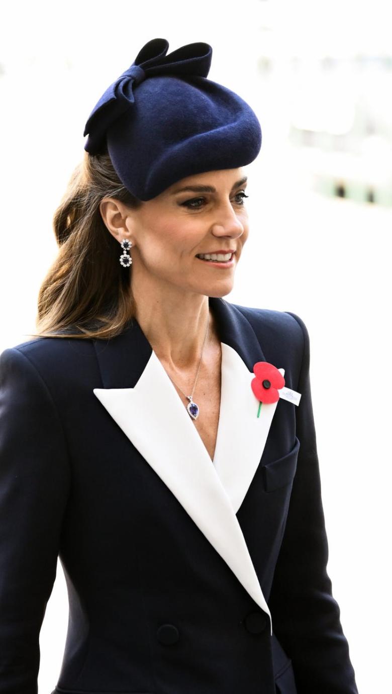 كيت ميدلتون بإطلالة ملكية من جيفنشي تحمل رمزية خاصةكيت ميدلتون بإطلالة ملكية من جيفنشي تحمل رمزية خاصة