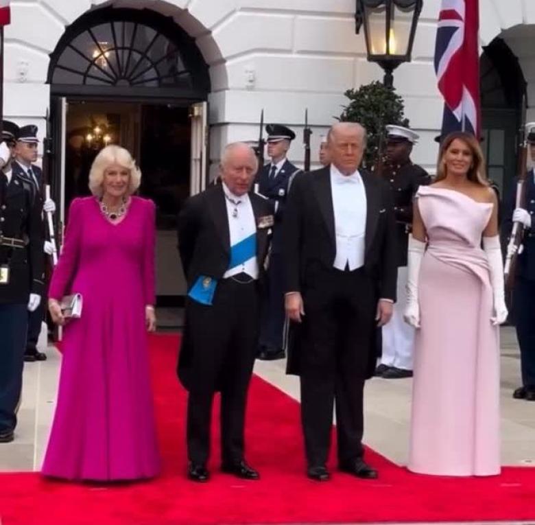 ميلانيا ترامب بفستان وردي من ديور كوتور في البيت الأبيض