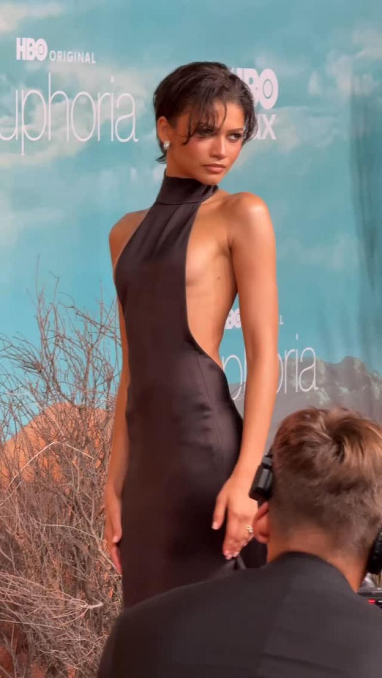 إطلالة زندايا: بساطة مدروسة وأناقة لافتة بتوقيع سعودي 