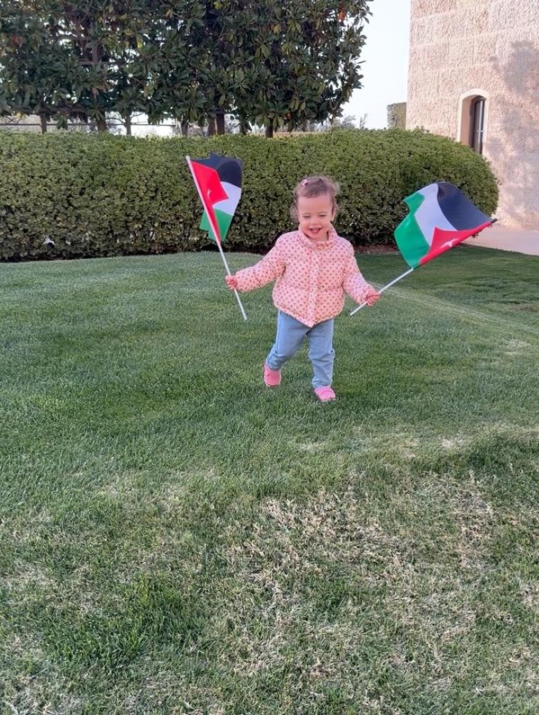 الأميرة إيمان بجاكيت من مونكلير حيوية في يوم العلم