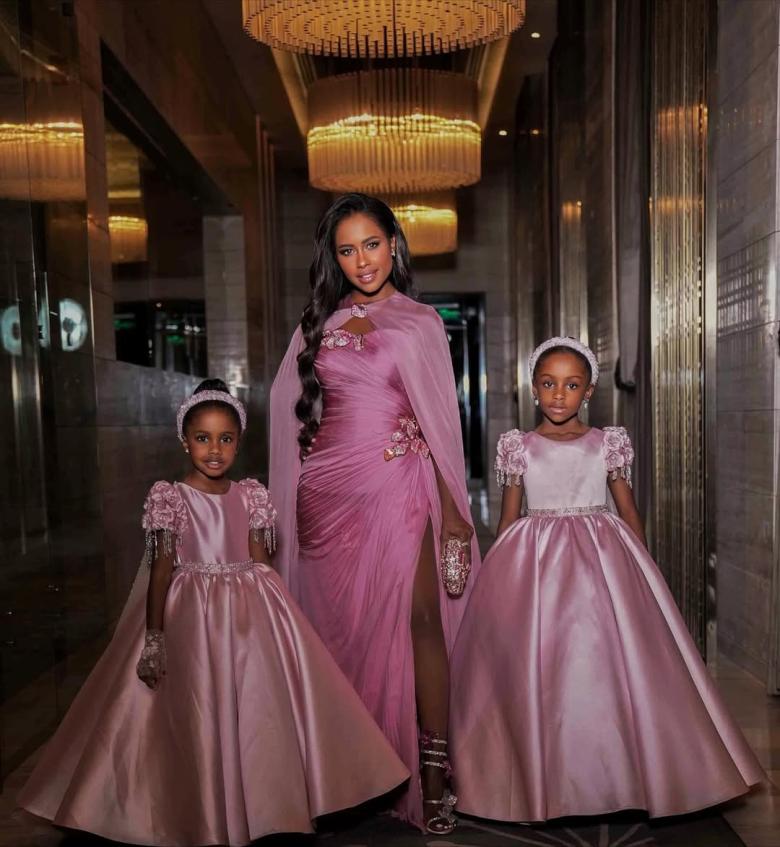  داليا مبارك مع بناتها