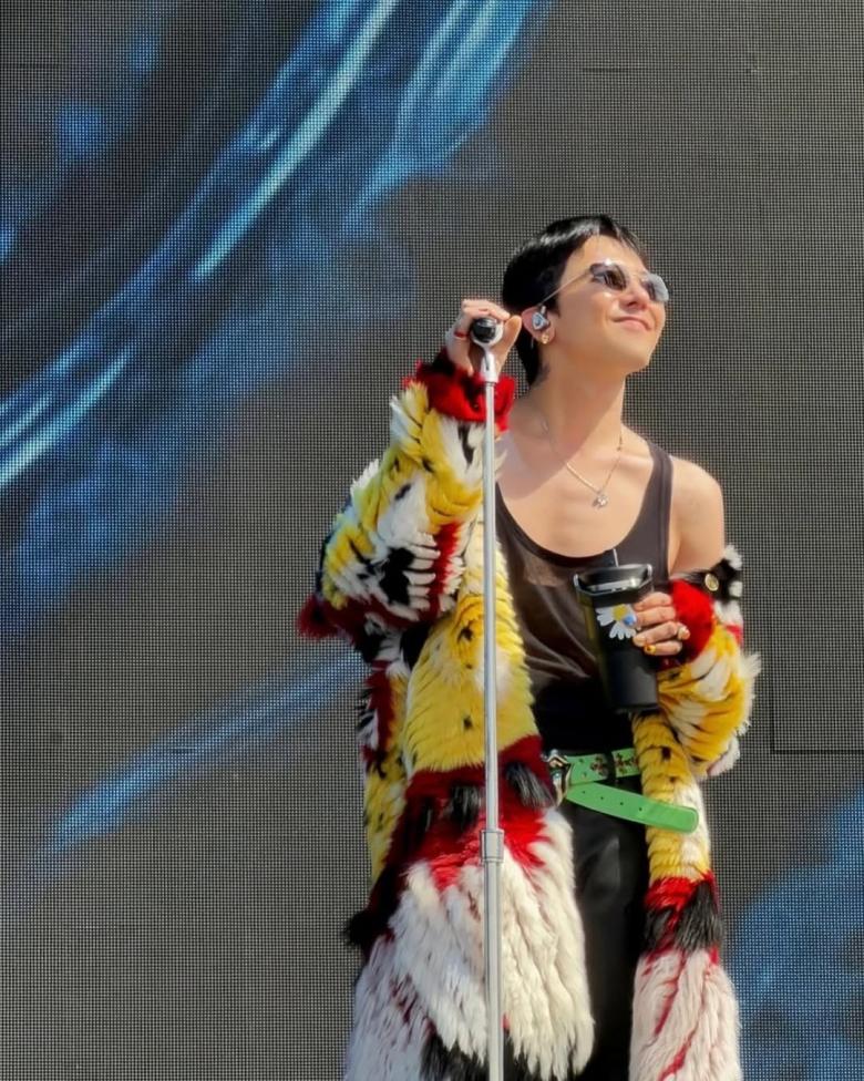 G-Dragon  يتألق بسماعات ألماسية مخصصة في Coachella - الصورة من حساب David Avalon Custom