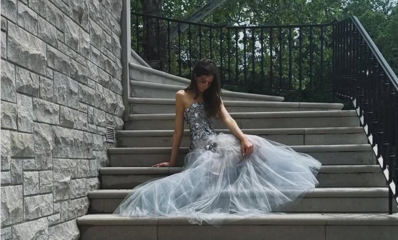 فستان فضي لامع… إطلالة ساندي روز في حفل تخرجها المدرسي