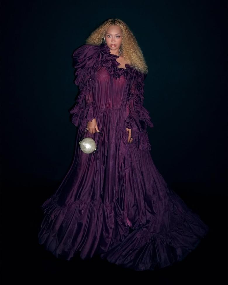 بيونسيه بفستان بنفسجي بقصة الكشاكش من سان لوران 