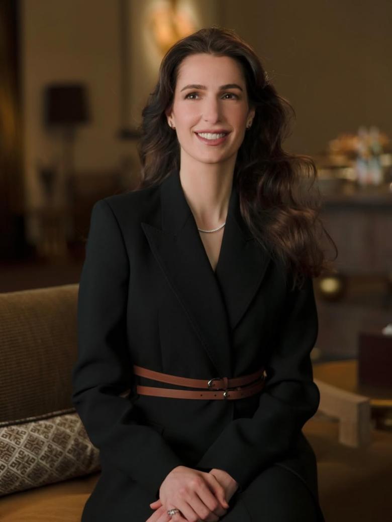 الأميرة رجوة تتألق بلوك كلاسيكي أنيق في عيد ميلادها