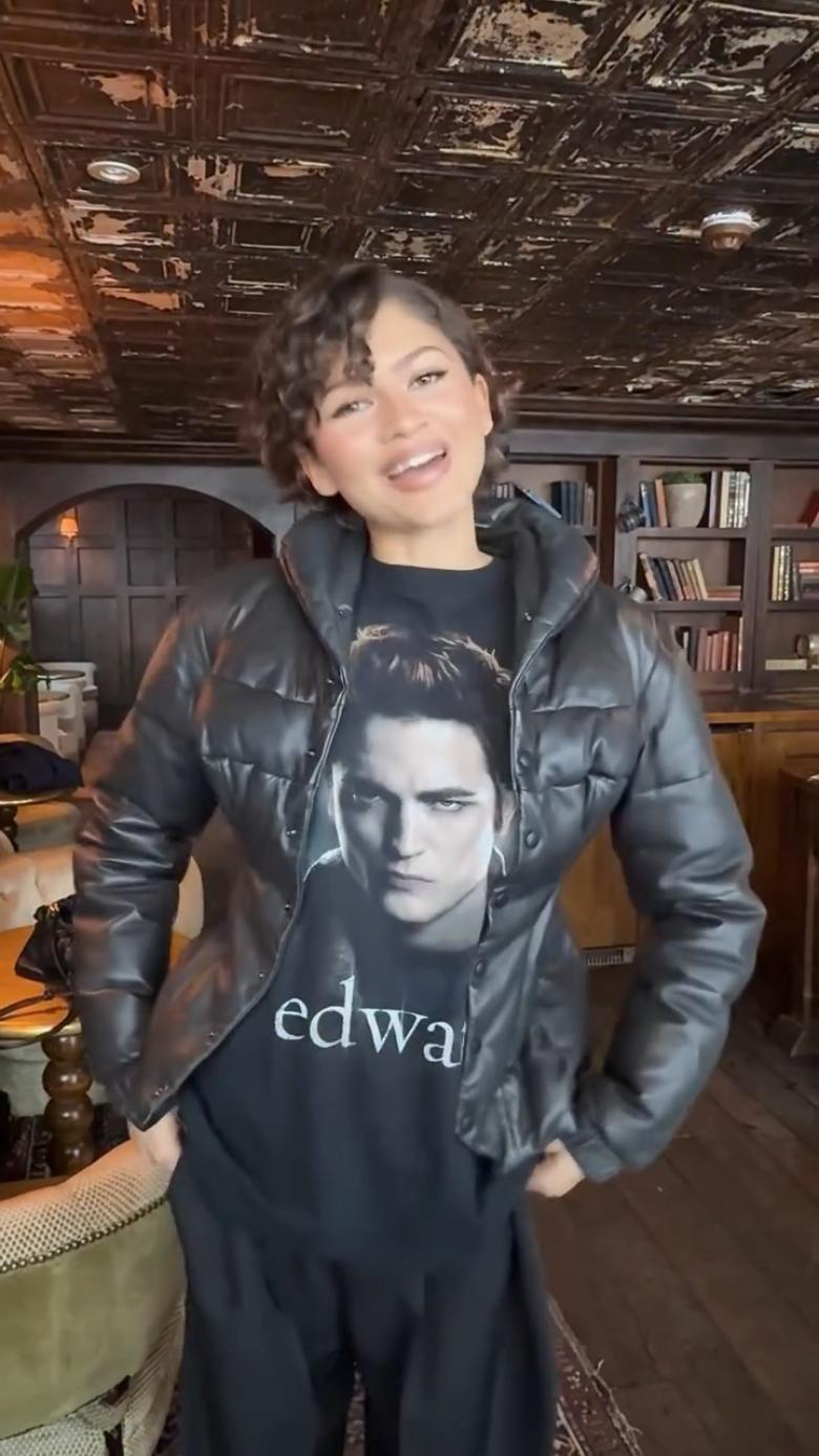 تي-شيرت Twilight يحوّل زندايا إلى محور حديث عرض The Drama 