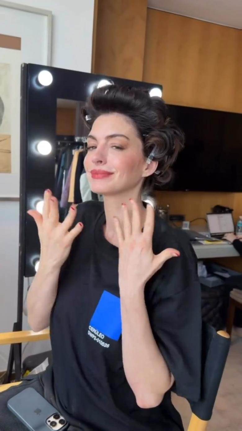 ما قصة تي-شيرت آن هاثاوي باللون الأزرق Cerulean؟ - الصورة من انستغرام  Ashley Afriyie