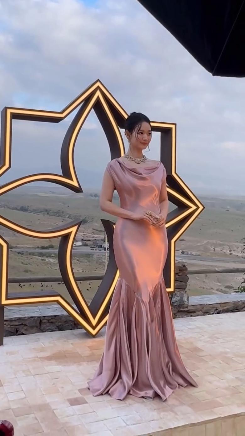 إطلالة شين مين آه في إطلاق مجموعة Louis Vuitton Mythica