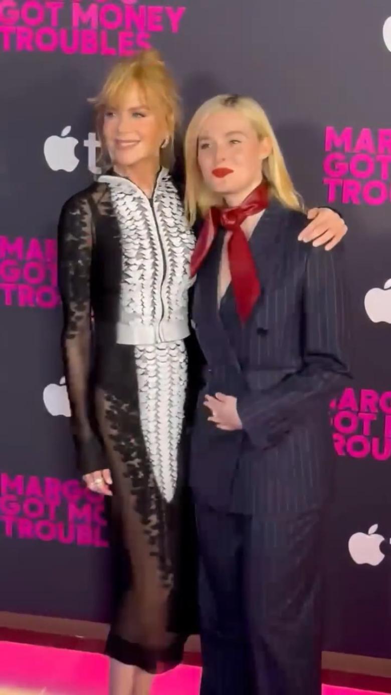 نيكول كيدمان وإيل فانينغ باطلالات من سكياباريللي وجيفنشي