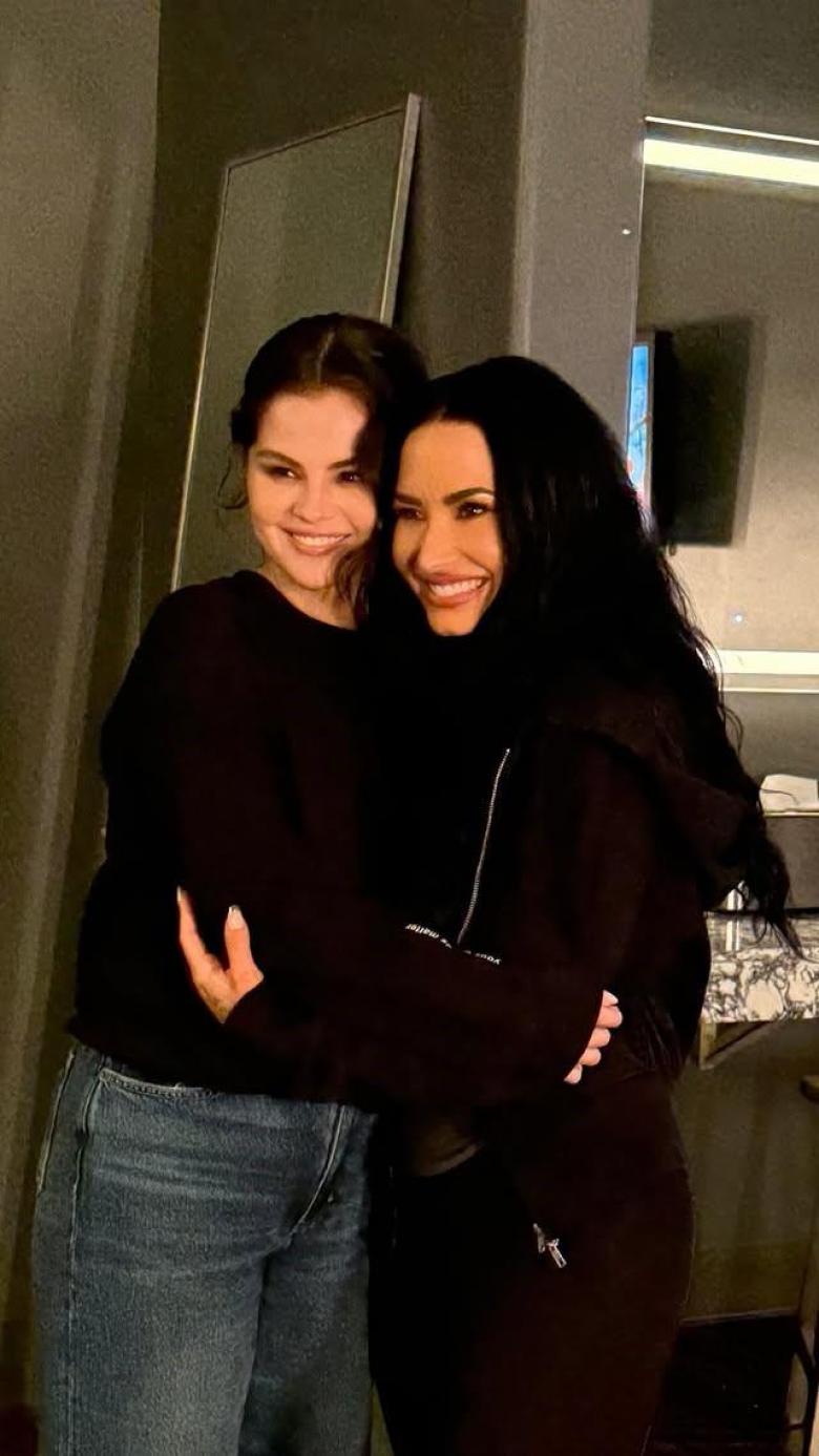 سيلينا غوميز وديمي لوفاتو