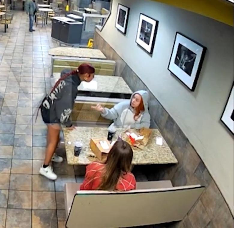 فيديو يوثّق اعتداءها على معجبة - صورة معدلة