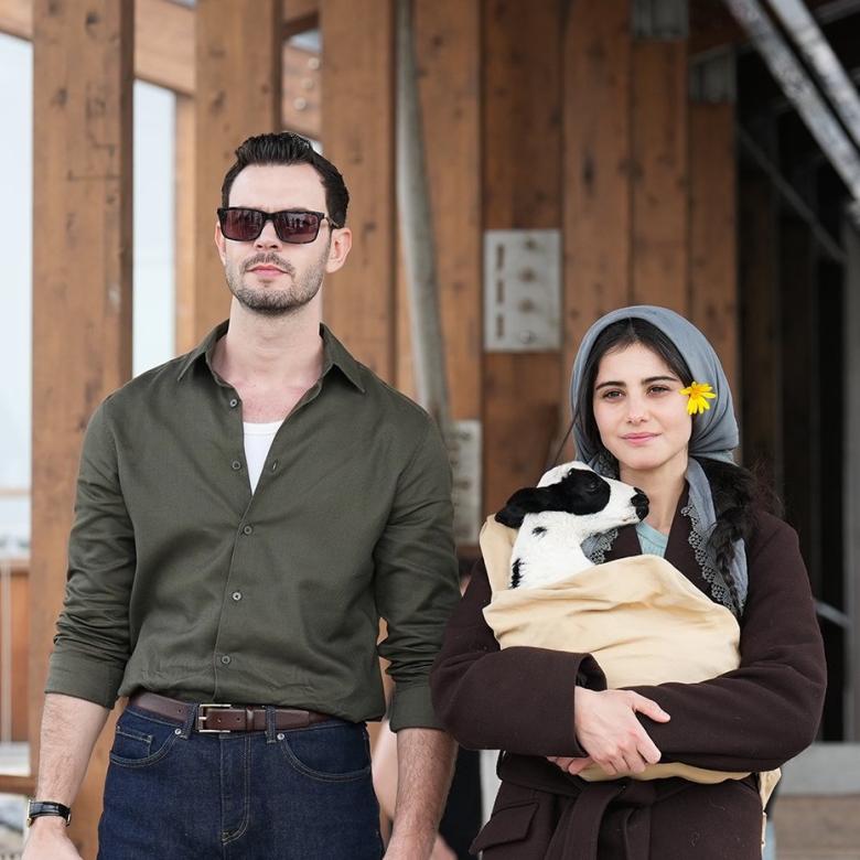 صورة من كواليس مسلسل "أنت من أحببت" مع الخروف