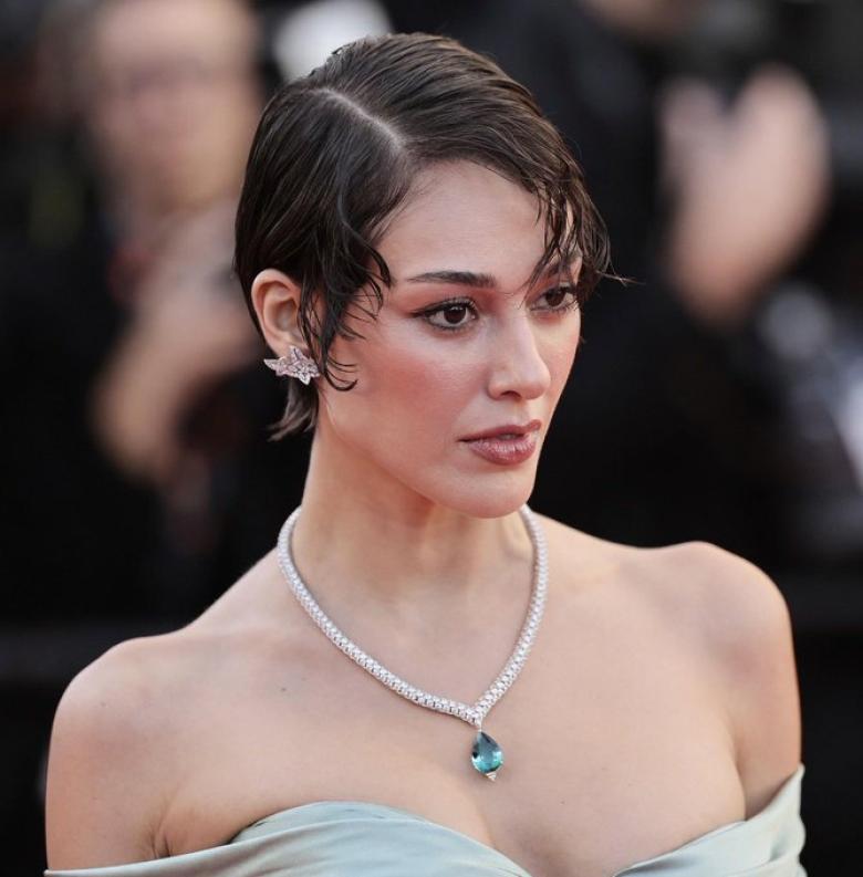 ديلان دينيز بفستان بقصة Mermaid أخضر من زهير مراد في كان 