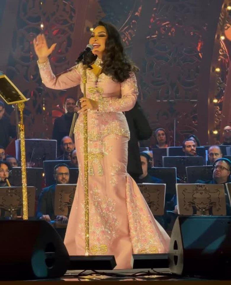 أحلام في دار الأوبرا المصرية: فستان زهري منحوت التفاصيل بتوقيع زهير مراد