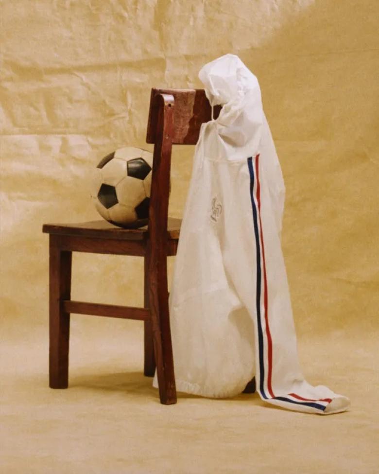 5  تعاونات موضة مستوحاة من كأس العالم يجب معرفتها هذا الموسم - الصورة من تعاون Jacquemus × Nike ×  الاتحاد الفرنسي لكرة القدم