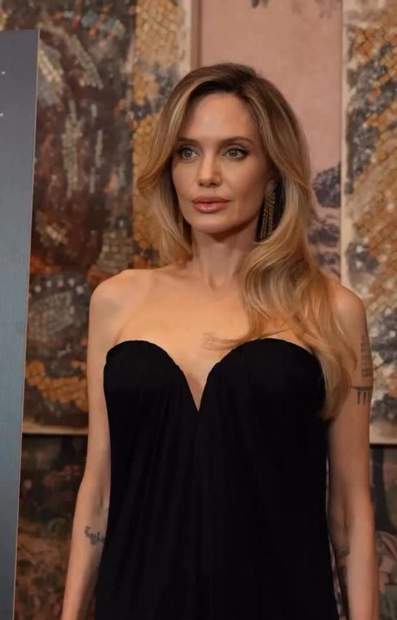أنجلينا جولي بفستان أسود من توم فورد خلال عرض Couture 