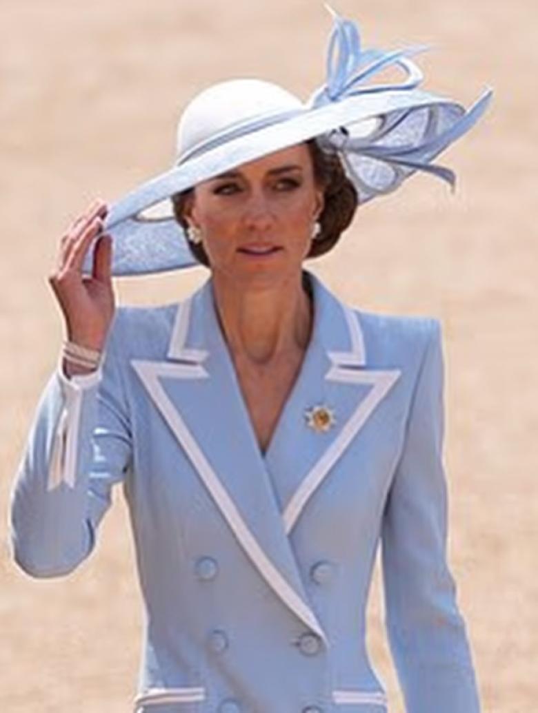 كيت ميدلتون بإطلالة راقية من Catherine Walker في لندن