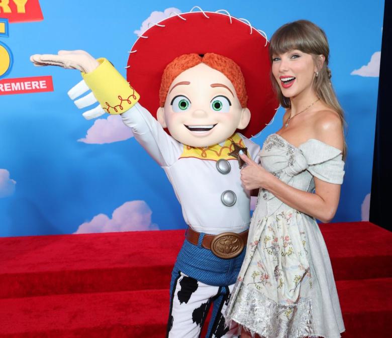 تايلور سويفت تفاجئ جمهور Toy Story 5 بآداء أغنيتها الجديدة
