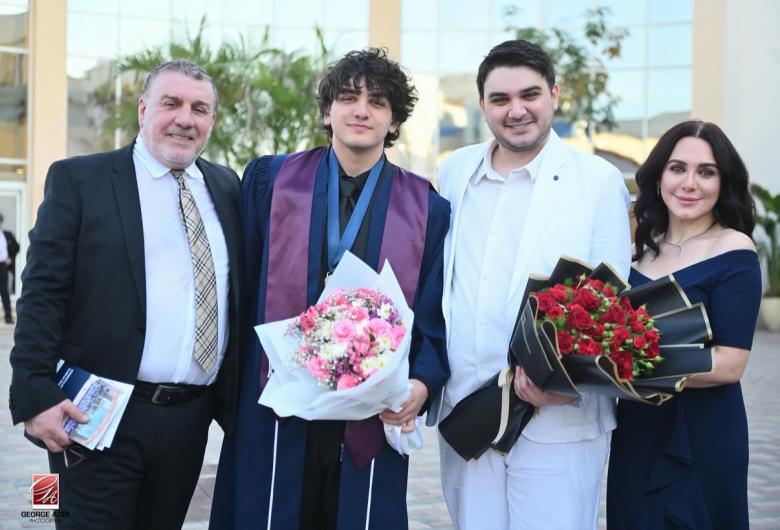 سلاف فواخرجي تحتفل بتخرج ابنها علي في مصر