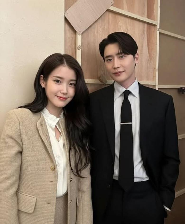 آيو IU - لي جونغ سوك Lee Jong-suk