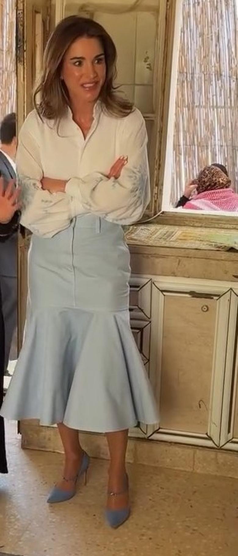 الملكة رانيا تعتمد الفخامة الهادئة بالأبيض والأزرق في عمان