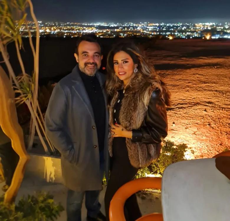 عمرو محمود ياسين وزوجته