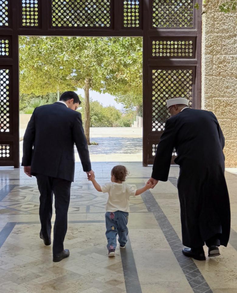 صورة من إنستغرام  | الأمير الحسين برفقة الأميرة إيمان الصغيرة في المسجد