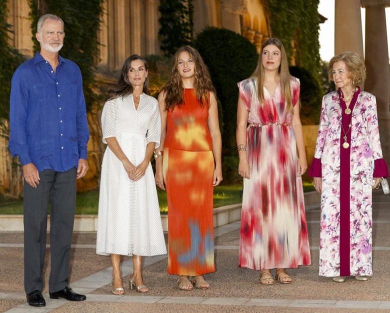 الملكة ليتيزيا وبناتها يتألقن باطلالات صيفية في ماريفنت  - الصورة من موقع Royal Fashion Police