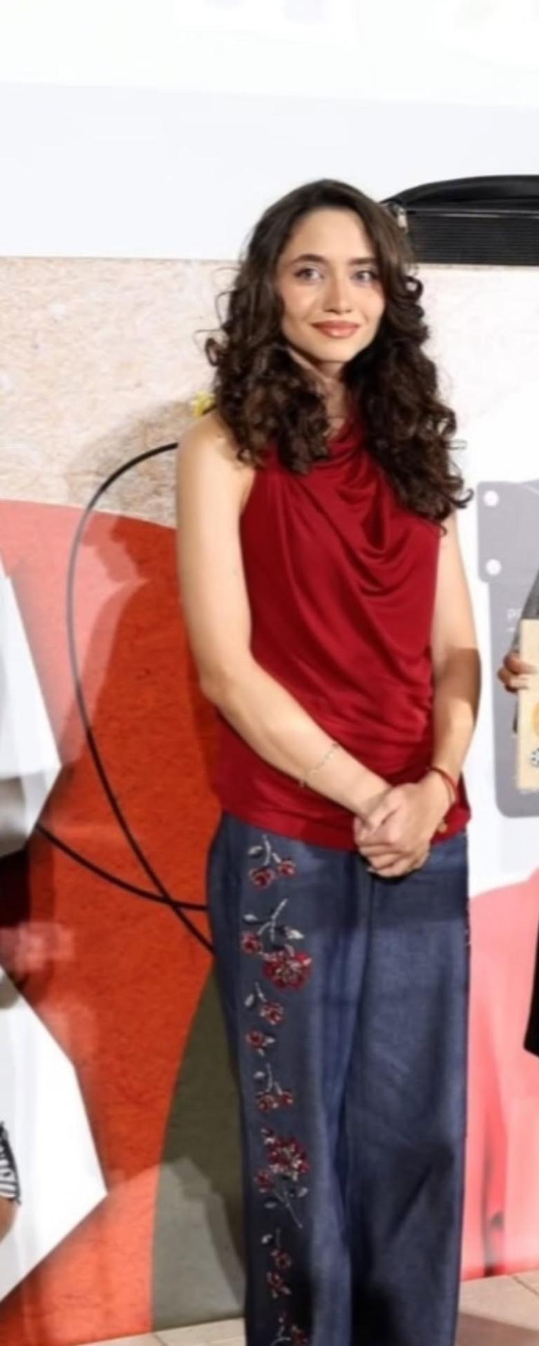إطلالة الأميرة جليلة بنت علي بأسلوب كاجوال وعصري بالدنيم 