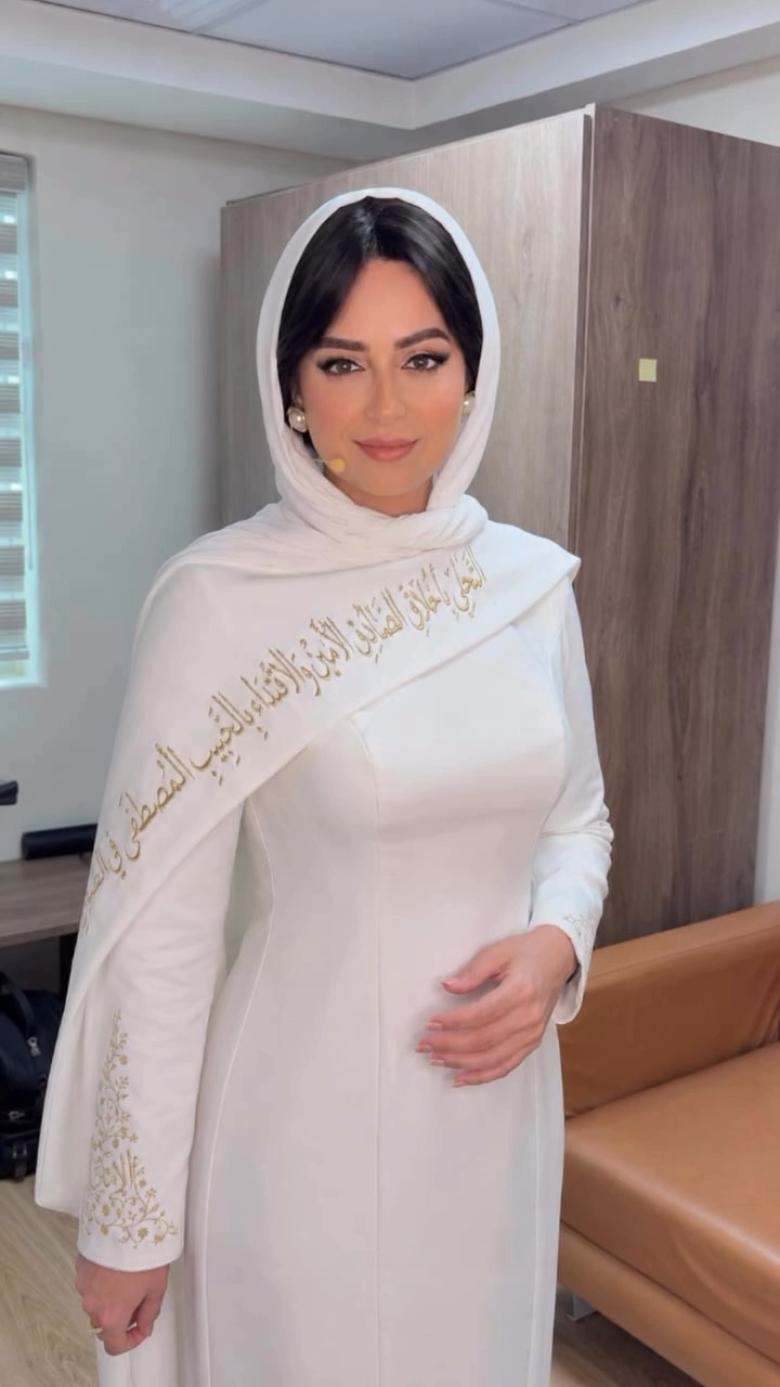 هبة مجدي بإطلالة بيضاء مزينة بالخط العربي الذهبي